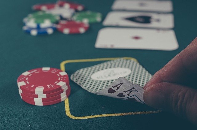 Poker : Qui Montre Ses Cartes en Premier