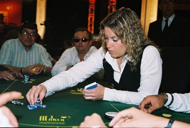 Comment Distribuer les Cartes au Poker en tant que Dealer 
