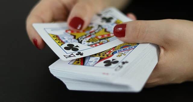 Comment Distribuer les Cartes au Poker en tant que Dealer