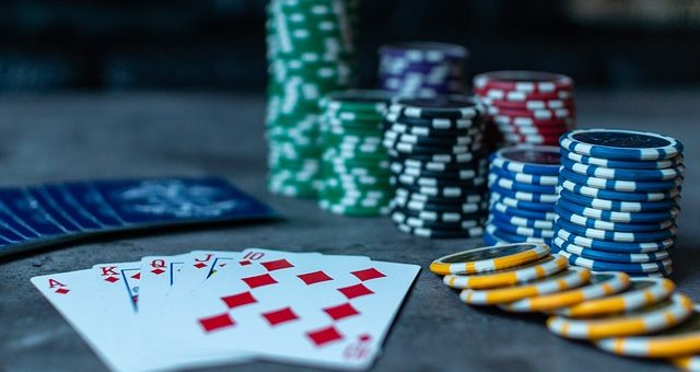 Comment Distribuer Les Jetons au Poker ?