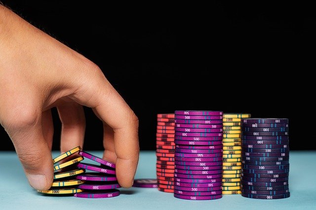 Valeur des Jetons au Poker : Comment Caler Votre Jeu
